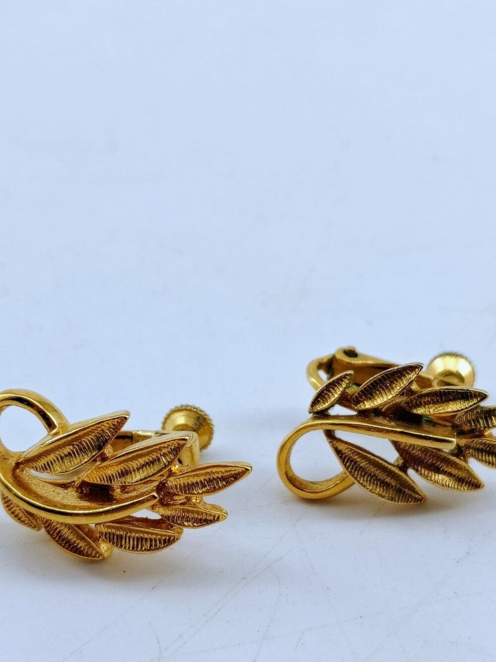 Vintage Napier Gold Tone Leaf Screw Back Earrings Signed Mid-Century Costume